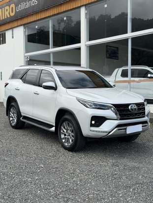 TOYOTA-HILUX SW4-2023