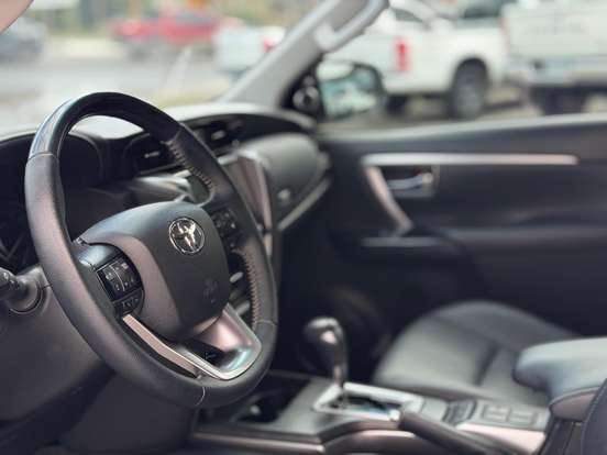 TOYOTA-HILUX SW4-2023