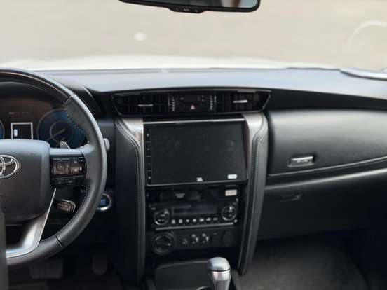 TOYOTA-HILUX SW4-2023