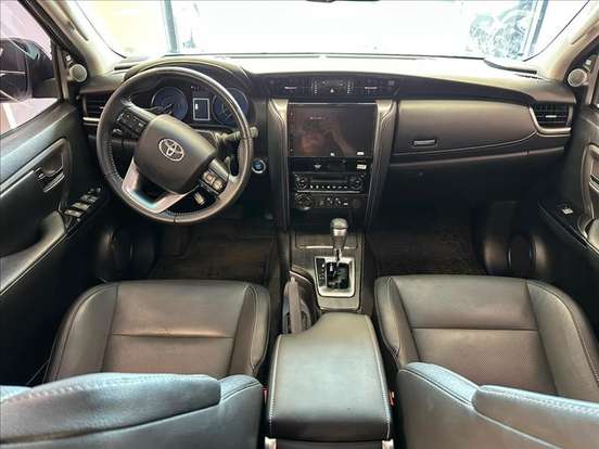 TOYOTA-HILUX SW4-2023