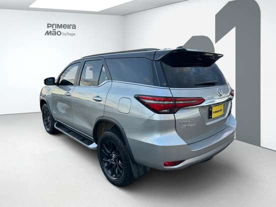 TOYOTA-HILUX SW4-2023