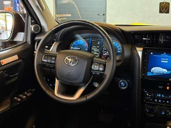 TOYOTA-HILUX SW4-2023
