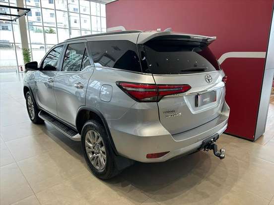 TOYOTA-HILUX SW4-2023