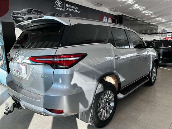 TOYOTA-HILUX SW4-2023