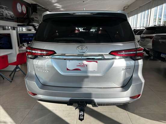 TOYOTA-HILUX SW4-2023