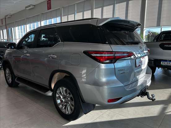 TOYOTA-HILUX SW4-2023