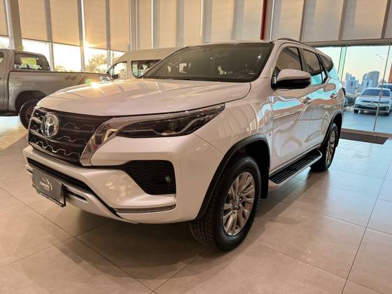 TOYOTA HILUX SW4 2.8 D-4D TURBO DIESEL SRX 7L 4X4 AUTOMÁTICO