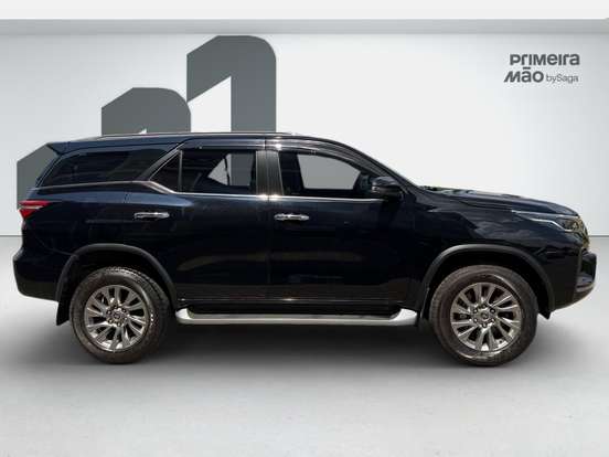 TOYOTA-HILUX SW4-2023