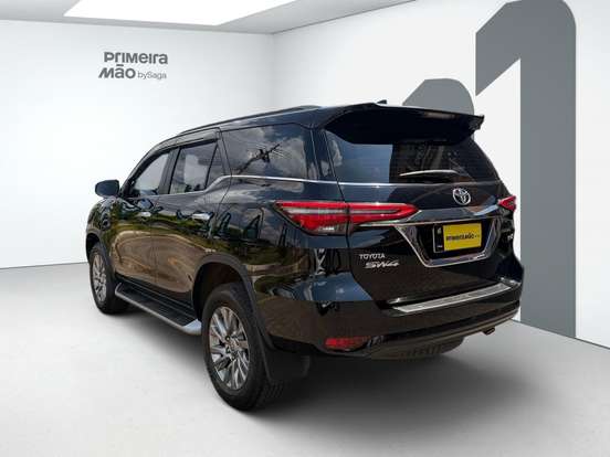 TOYOTA-HILUX SW4-2023