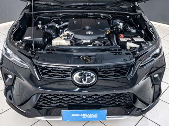 TOYOTA-HILUX SW4-2.8 D-4D TURBO DIESEL SRX PLATINUM 4X4 AUTOMÁTICO TOYOTA-HILUX SW4-2025