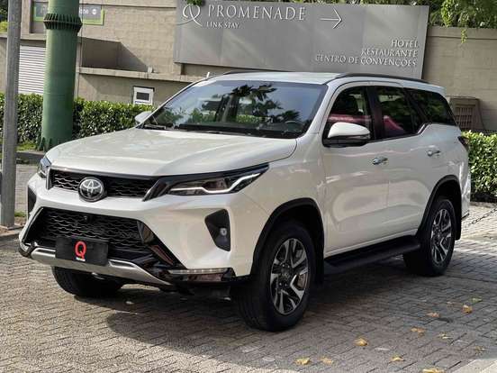 TOYOTA-HILUX SW4-2.8 D-4D TURBO DIESEL SRX PLATINUM 4X4 AUTOMÁTICO TOYOTA-HILUX SW4-2024