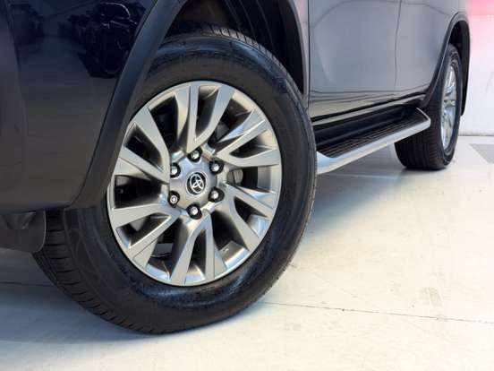 TOYOTA-HILUX SW4-2023