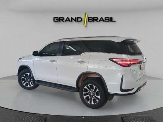 TOYOTA-HILUX SW4-2024