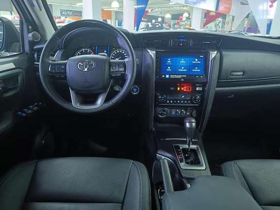 TOYOTA-HILUX SW4-2025