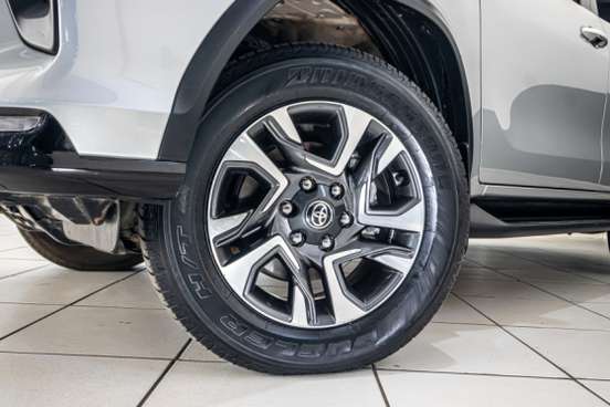 TOYOTA-HILUX SW4-2023