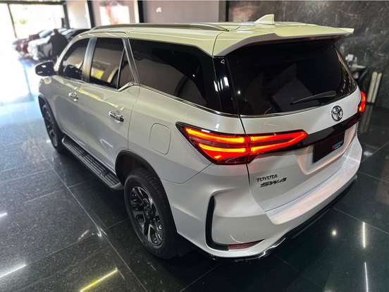 TOYOTA-HILUX SW4-2025