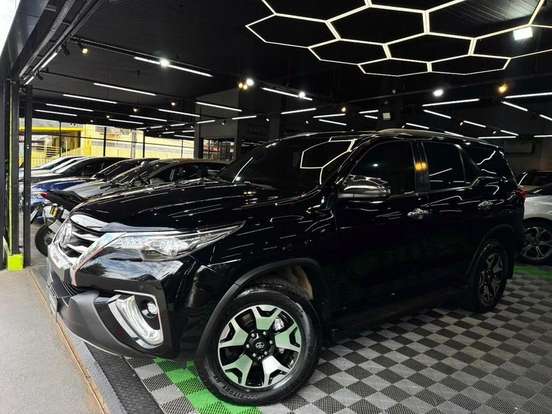 TOYOTA-HILUX SW4-2.8 SR 4X4 16V TURBO INTERCOOLER DIESEL 4P AUTOMÁTICO TOYOTA-HILUX SW4-2019