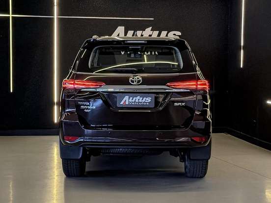 TOYOTA-HILUX SW4-2.8 SRX 4X4 7 LUGARES 16V TURBO INTERCOOLER DIESEL 4P AUTOMÁTICO TOYOTA-HILUX SW4-2019
