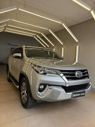 TOYOTA HILUX SW4 2.8 SRX 4X4 7 LUGARES 16V TURBO INTERCOOLER DIESEL 4P AUTOMÁTICO