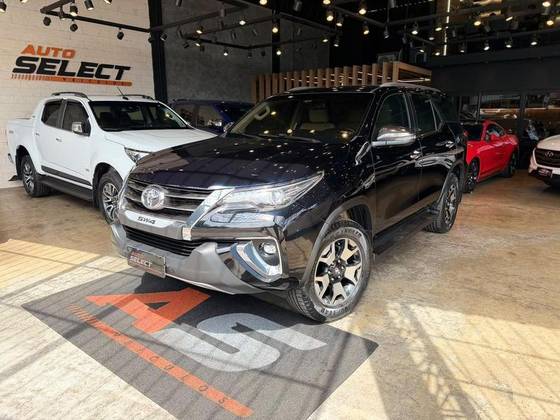 TOYOTA HILUX SW4 2.8 SRX DIAMOND 4X4 7 LUGARES 16V TURBO INTERCOOLER DIESEL 4P AUTOMÁTICO
