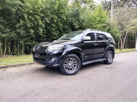 TOYOTA HILUX SW4 3.0 SRV 4X4 7 LUGARES 16V TURBO INTERCOOLER DIESEL 4P AUTOMÁTICO
