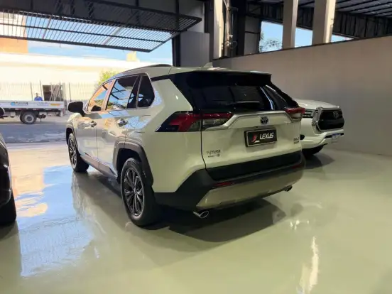 TOYOTA-RAV4-2024