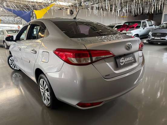 TOYOTA-YARIS-2022