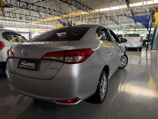 TOYOTA-YARIS-2022