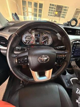 TOYOTA HILUX 2.8 D-4D TURBO DIESEL CD SRX 4X4 AUTOMÁTICO