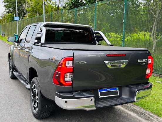 TOYOTA-HILUX-2.8 D-4D TURBO DIESEL CD SRX 4X4 AUTOMÁTICO TOYOTA-HILUX-2023
