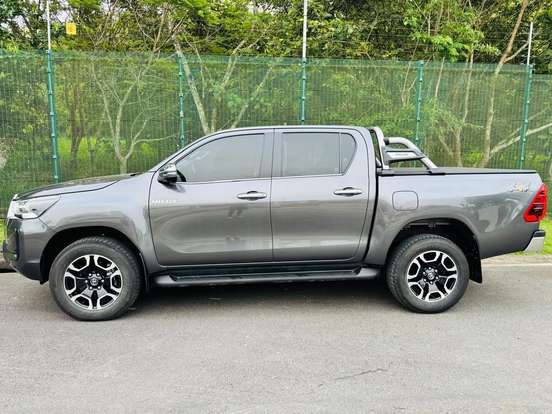 TOYOTA-HILUX-2023