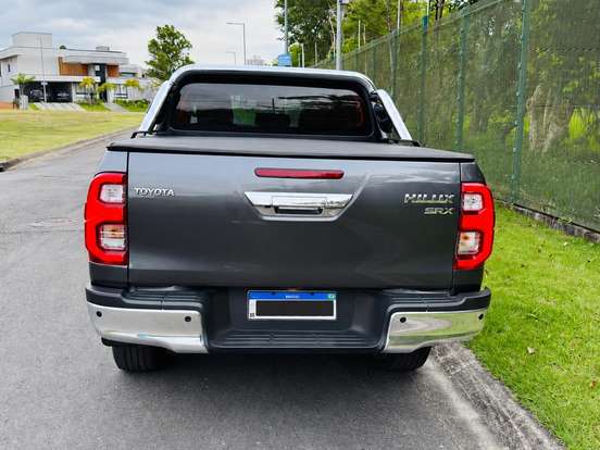 TOYOTA-HILUX-2.8 D-4D TURBO DIESEL CD SRX 4X4 AUTOMÁTICO TOYOTA-HILUX-2023