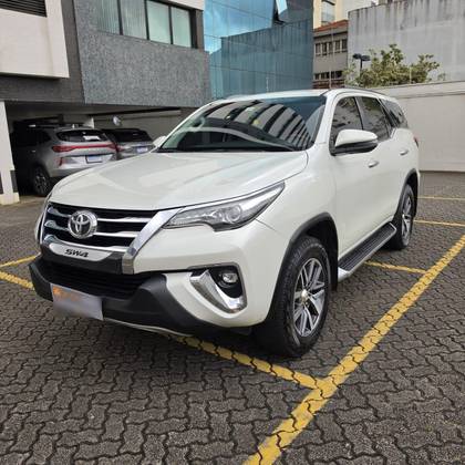 TOYOTA HILUX SW4 2.8 SRX 4X4 7 LUGARES 16V TURBO INTERCOOLER DIESEL 4P AUTOMÁTICO