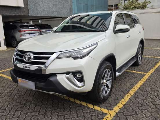 TOYOTA-HILUX SW4-2.8 SRX 4X4 7 LUGARES 16V TURBO INTERCOOLER DIESEL 4P AUTOMÁTICO TOYOTA-HILUX SW4-2019