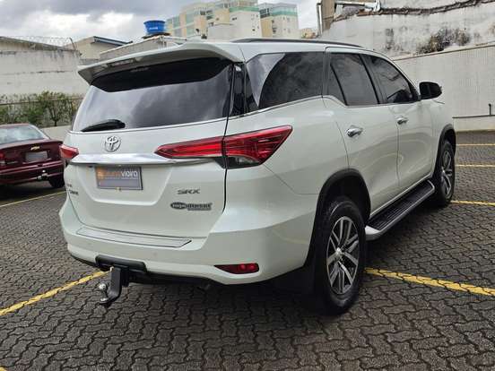 TOYOTA-HILUX SW4-2.8 SRX 4X4 7 LUGARES 16V TURBO INTERCOOLER DIESEL 4P AUTOMÁTICO TOYOTA-HILUX SW4-2019