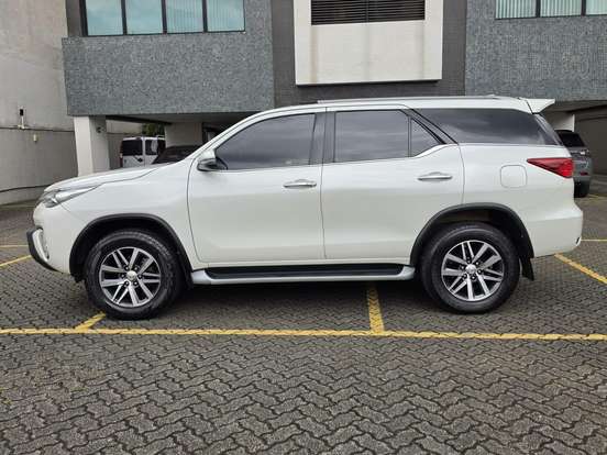 TOYOTA-HILUX SW4-2.8 SRX 4X4 7 LUGARES 16V TURBO INTERCOOLER DIESEL 4P AUTOMÁTICO TOYOTA-HILUX SW4-2019
