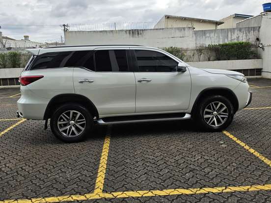TOYOTA-HILUX SW4-2.8 SRX 4X4 7 LUGARES 16V TURBO INTERCOOLER DIESEL 4P AUTOMÁTICO TOYOTA-HILUX SW4-2019
