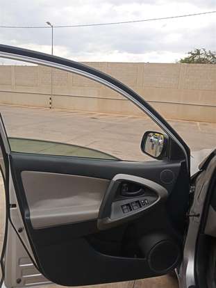 TOYOTA-RAV4-2010