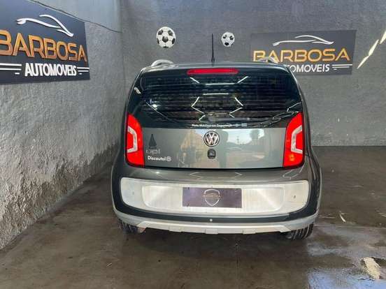 VOLKSWAGEN-CROSS UP-2015