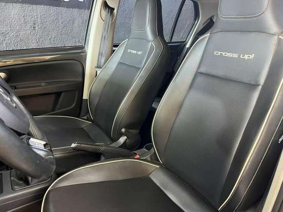 VOLKSWAGEN-CROSS UP-2015