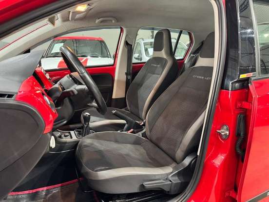 VOLKSWAGEN-CROSS UP-2017
