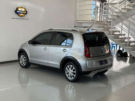 VOLKSWAGEN-CROSS UP-2016