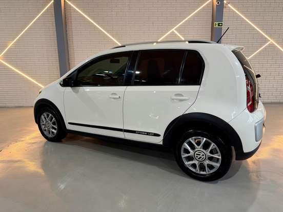 VOLKSWAGEN-CROSS UP-2015