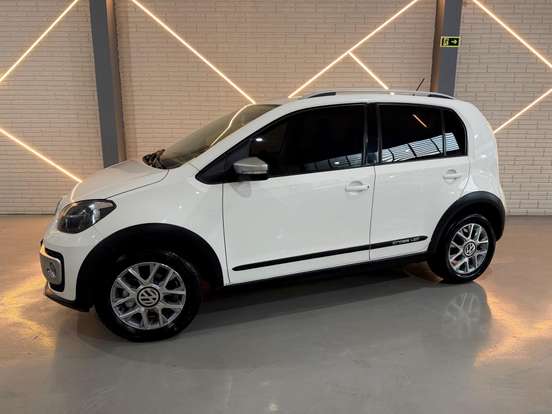 VOLKSWAGEN-CROSS UP-2015
