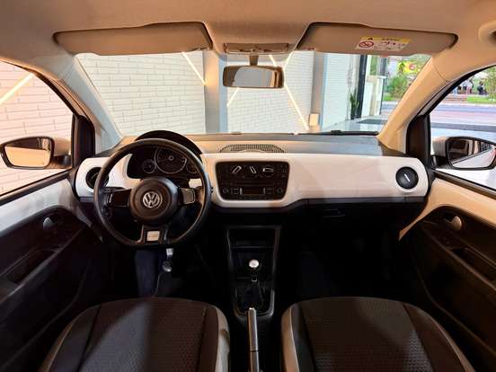 VOLKSWAGEN-CROSS UP-2015