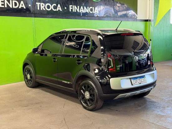 VOLKSWAGEN-CROSS UP-2015