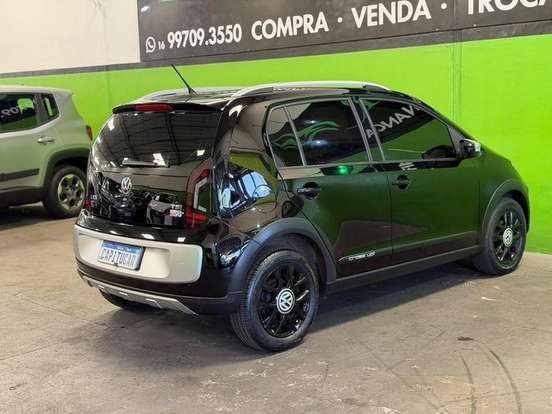 VOLKSWAGEN-CROSS UP-2015