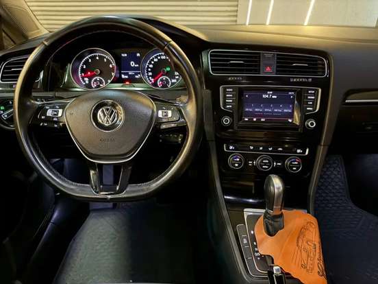 VOLKSWAGEN-GOLF-2015