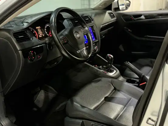 VOLKSWAGEN-JETTA-2013