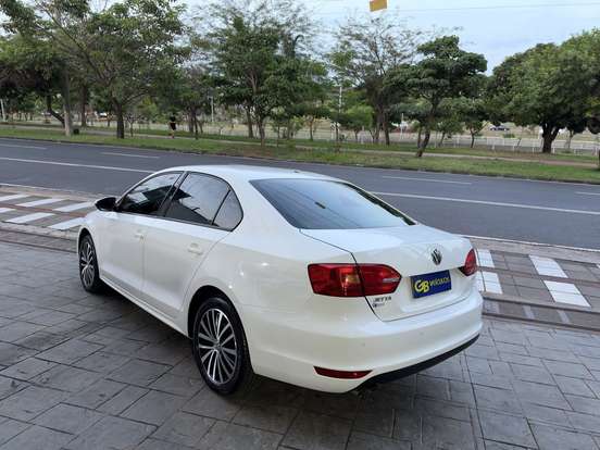 VOLKSWAGEN-JETTA-2013